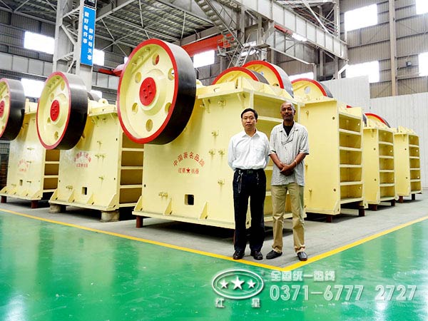 外賓參觀河南鄂式破碎機廠家車間留影